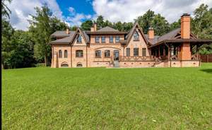 Дом 1100м², 3-этажный, участок 70 сот.