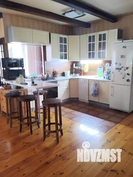 Коттедж 300м&sup2;, 3-этажный, на длительный срок, 