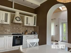 Коттедж 300м&sup2;, 3-этажный, на длительный срок, 