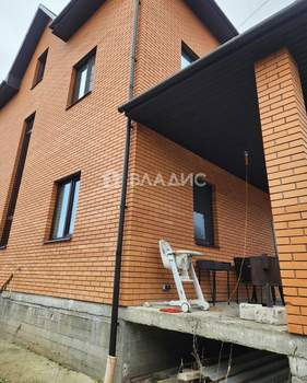 Дом 161м&sup2;, 3-этажный, участок 9 сот.  